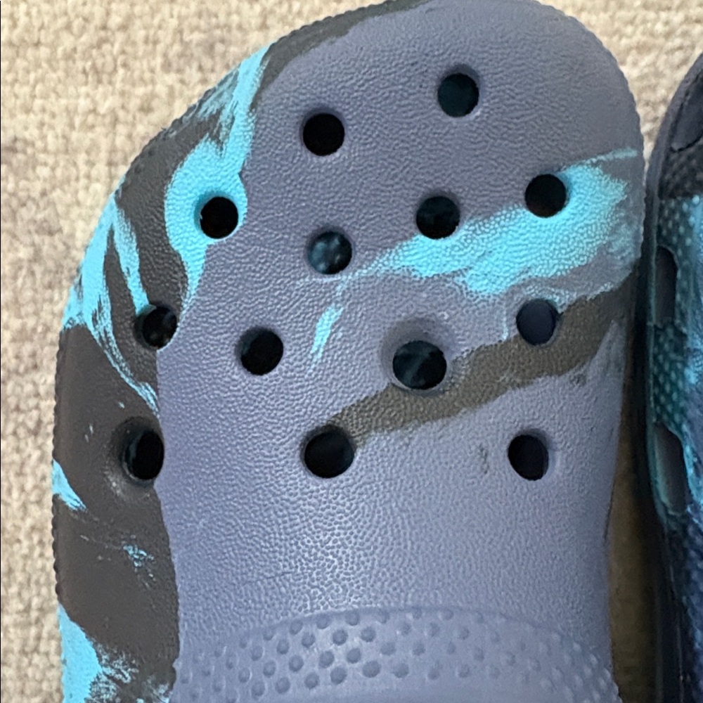 CROCS Kids Blue and Black marble size 9 - Picture 8 of 12